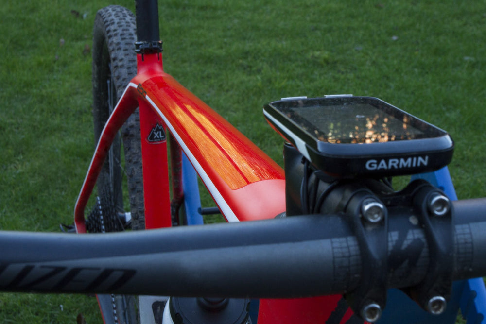 Transparante PPF-beschermfolie op de bovenbuis van een mountainbike, bij stuur en fietscomputer