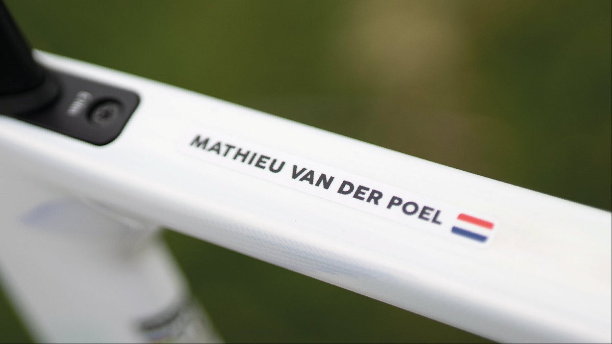 Naamsticker van Mathieu van der Poel met Nederlandse vlag op de witte bovenbuis van zijn racefiets