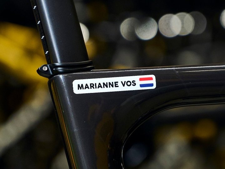 Naamsticker van Marianne Vos met de Nederlandse vlag op de bovenbuis van haar racefiets