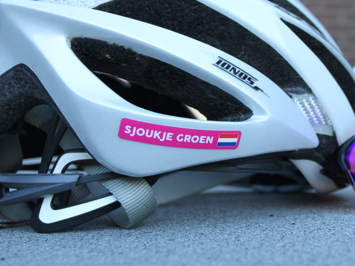 Roze naamsticker met Nederlandse vlag op een witte fietshelm
