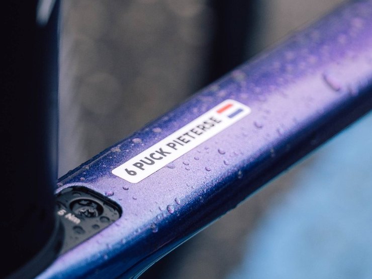 Naamsticker van Puck Pieterse met de Nederlandse vlag op de bovenbuis van haar fiets