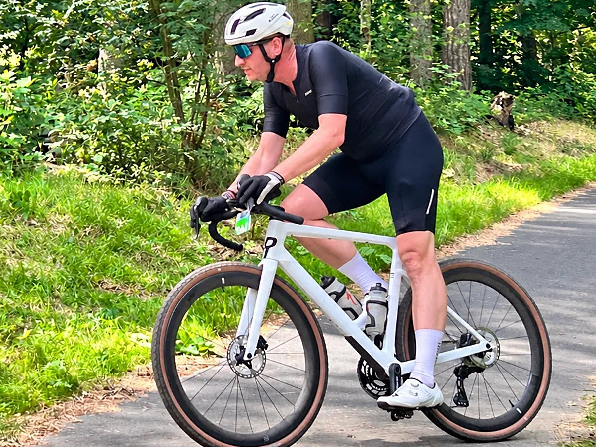 Mede-oprichter van ProBikeSticker op de racefiets in het bos